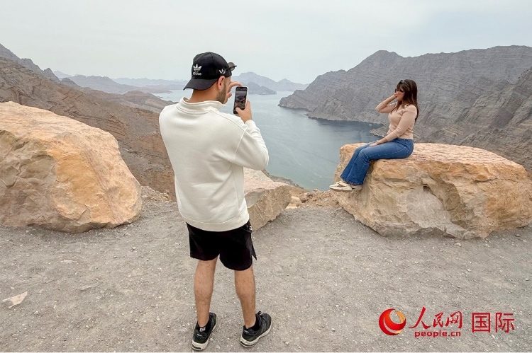 圖為游客參觀阿曼北部穆桑代姆峽灣。人民網(wǎng) 塔里克·易卜拉欣攝