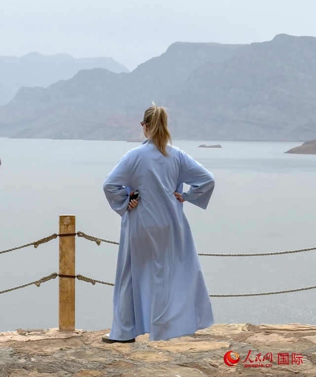 圖為一名游客正在俯瞰阿拉伯灣。人民網(wǎng) 塔里克·易卜拉欣攝