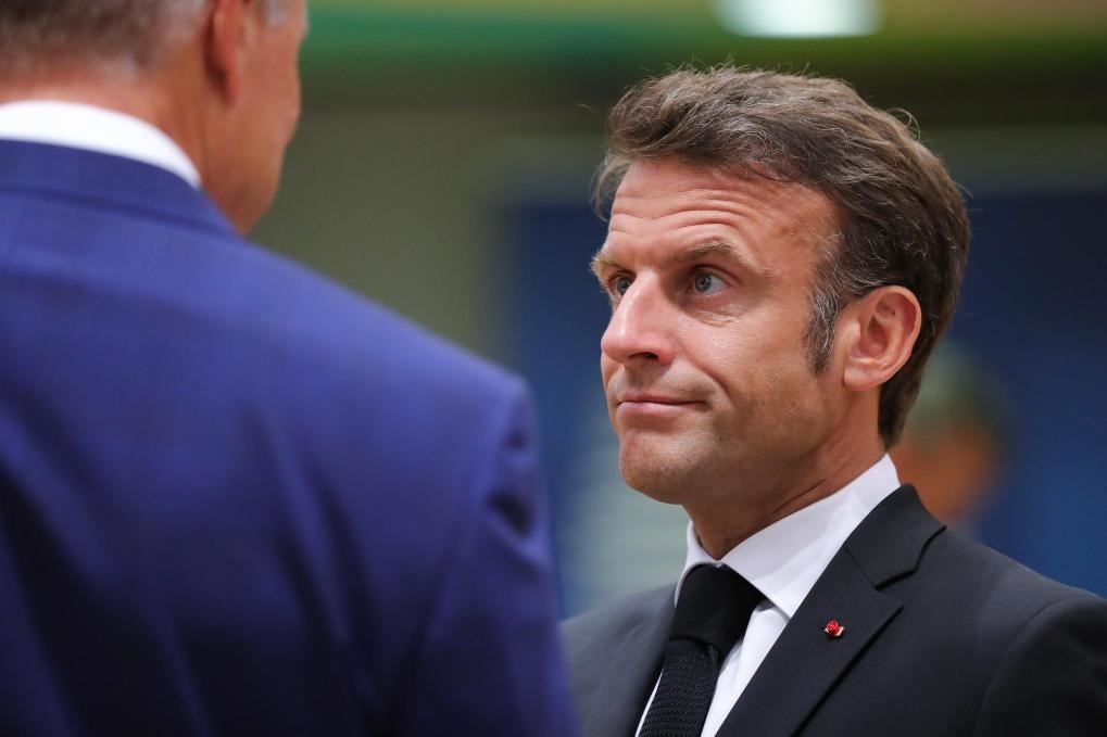 2023年6月29日，在比利時布魯塞爾，法國總統(tǒng)馬克龍（右）準(zhǔn)備出席歐盟峰會。新華社記者鄭煥松攝