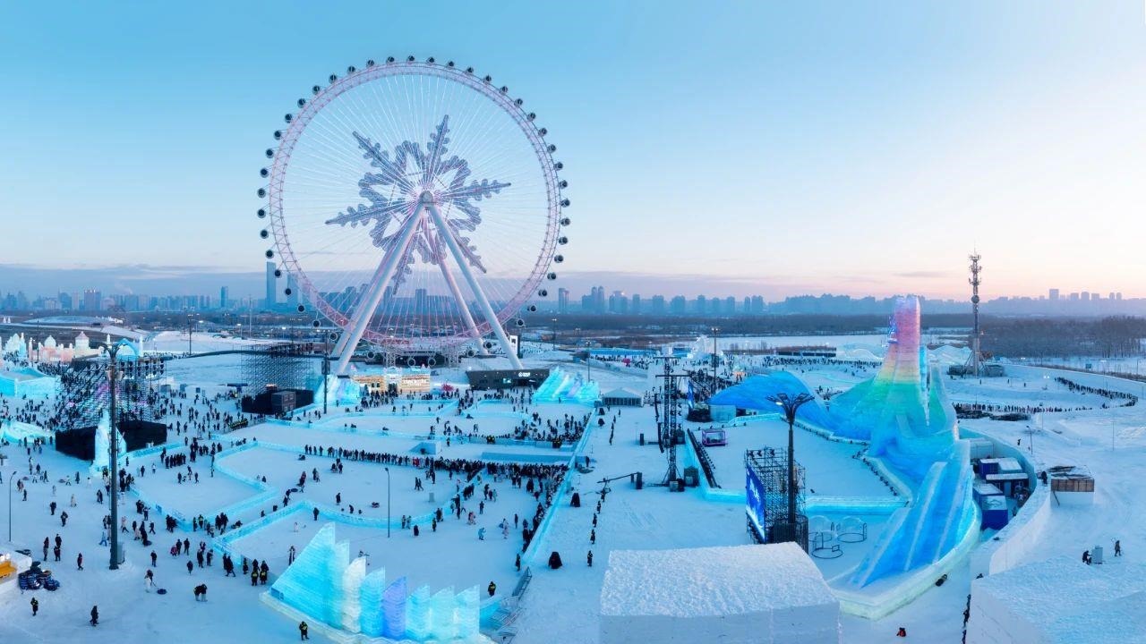 △哈爾濱冰雪大世界吸引游客前來(lái)打卡。