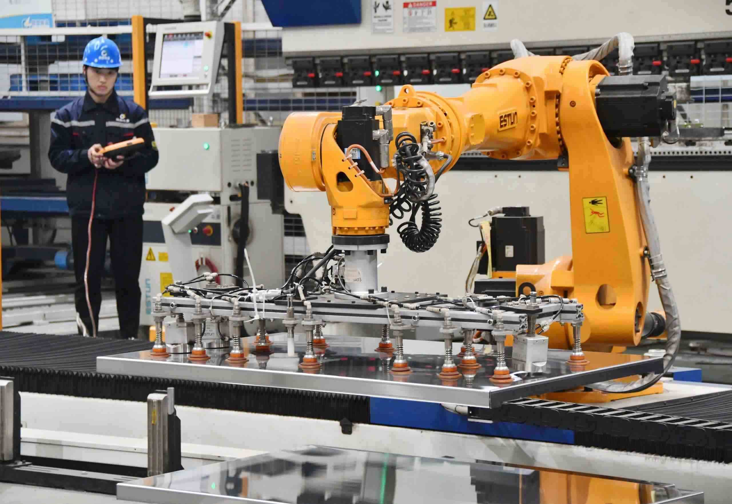 △2025年2月21日，河北邯鄲永年區(qū)工業(yè)園區(qū)的一家企業(yè)，工人正在操控工業(yè)機(jī)器人作業(yè)。