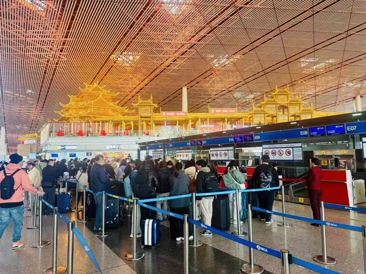 旅客在首都機(jī)場(chǎng)值機(jī)柜臺(tái)辦理乘機(jī)手續(xù)。人民網(wǎng)記者 喬雪峰攝