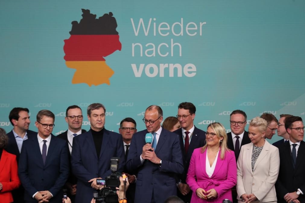 2月23日，在德國(guó)柏林的基督教民主聯(lián)盟總部，聯(lián)盟黨總理候選人默茨（中）在出口民調(diào)顯示領(lǐng)先后接受祝賀。新華社記者杜哲宇攝