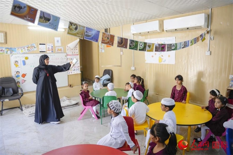 在庫姆扎爾的學(xué)校，老師正在給孩子們上課。人民網(wǎng) 塔里克·易卜拉欣攝