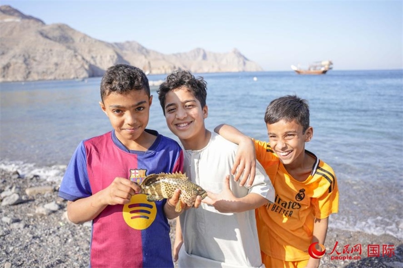 在海邊玩耍的孩子們。人民網(wǎng) 塔里克·易卜拉欣攝