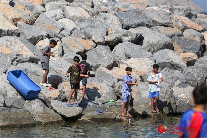 在海邊玩耍的孩子們。人民網(wǎng) 塔里克·易卜拉欣攝