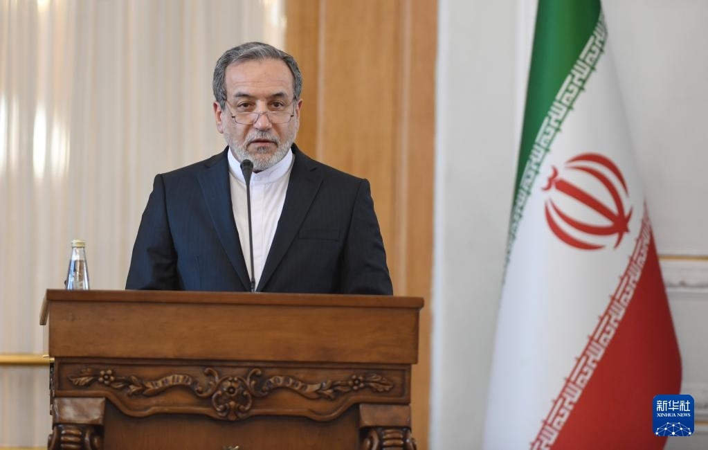 2月25日，在伊朗德黑蘭，伊朗外交部長阿拉格齊出席聯(lián)合新聞發(fā)布會。新華社記者 沙達(dá)提 攝