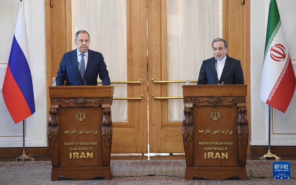 2月25日，在伊朗德黑蘭，伊朗外交部長阿拉格齊（右）與俄羅斯外長拉夫羅夫出席聯(lián)合新聞發(fā)布會。新華社記者 沙達(dá)提 攝