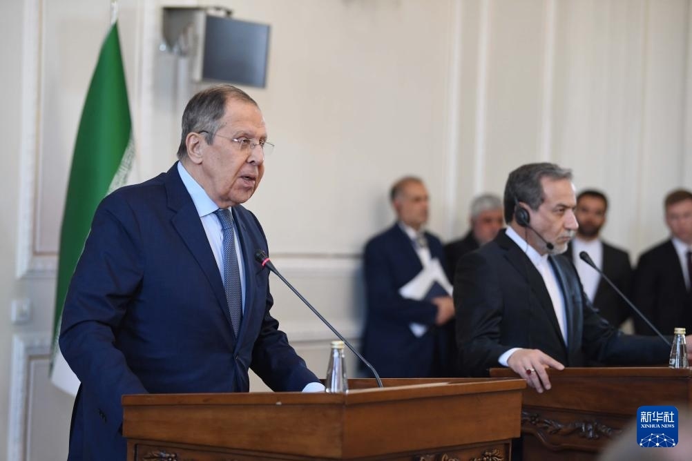 2月25日，在伊朗德黑蘭，俄羅斯外長拉夫羅夫（左）與伊朗外交部長阿拉格齊出席聯(lián)合新聞發(fā)布會。新華社記者 沙達(dá)提 攝