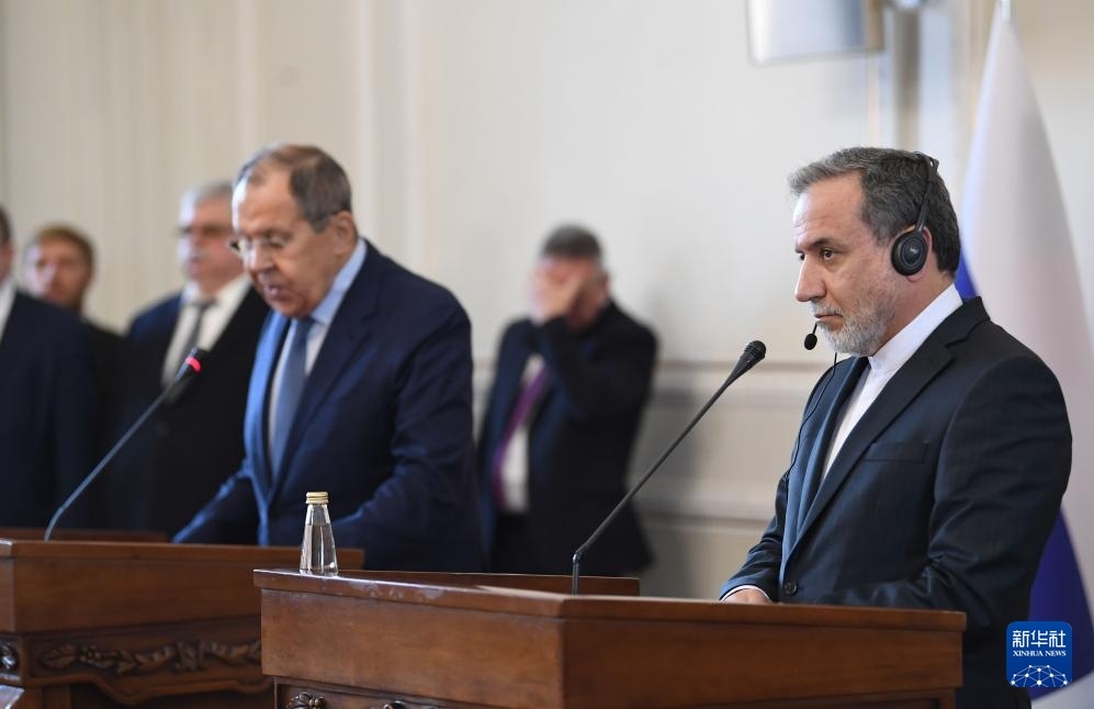 2月25日，在伊朗德黑蘭，伊朗外交部長阿拉格齊（右）與俄羅斯外長拉夫羅夫出席聯(lián)合新聞發(fā)布會。新華社記者 沙達(dá)提 攝