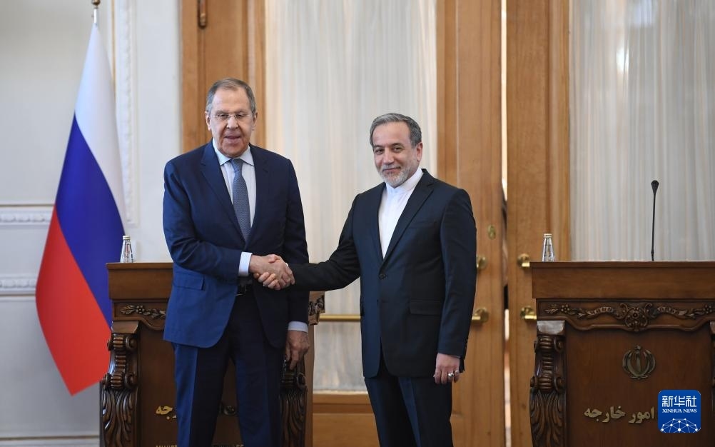 2月25日，在伊朗德黑蘭，伊朗外交部長阿拉格齊（右）與俄羅斯外長拉夫羅夫出席聯(lián)合新聞發(fā)布會。新華社記者 沙達(dá)提 攝