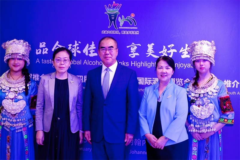 潘慶江總領(lǐng)事與王洪波秘書長(zhǎng)合影。（南非貴州商會(huì)供圖）