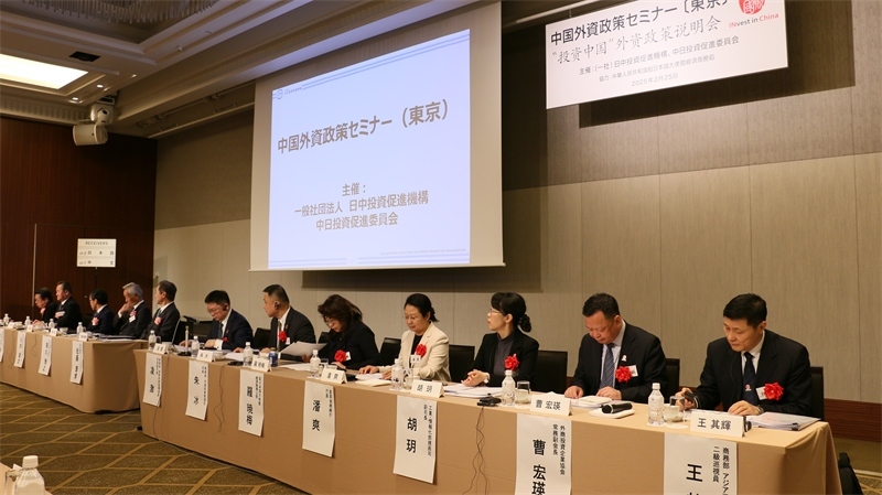 商務部和工業(yè)和信息化部相關司局負責人進行政策說明以及答疑解惑。人民網 許可攝