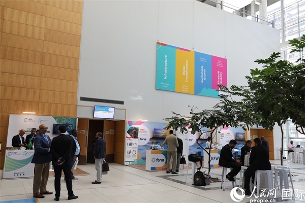 第5屆“共同金融”峰會(huì)在南非開(kāi)普敦國(guó)際會(huì)議中心開(kāi)幕。圖為與會(huì)嘉賓正在交談。人民網(wǎng)記者 戴楷然攝