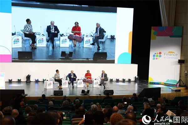 第5屆“共同金融”峰會(huì)在南非開(kāi)普敦國(guó)際會(huì)議中心開(kāi)幕。圖為峰會(huì)開(kāi)幕式現(xiàn)場(chǎng)。人民網(wǎng)記者戴楷然攝