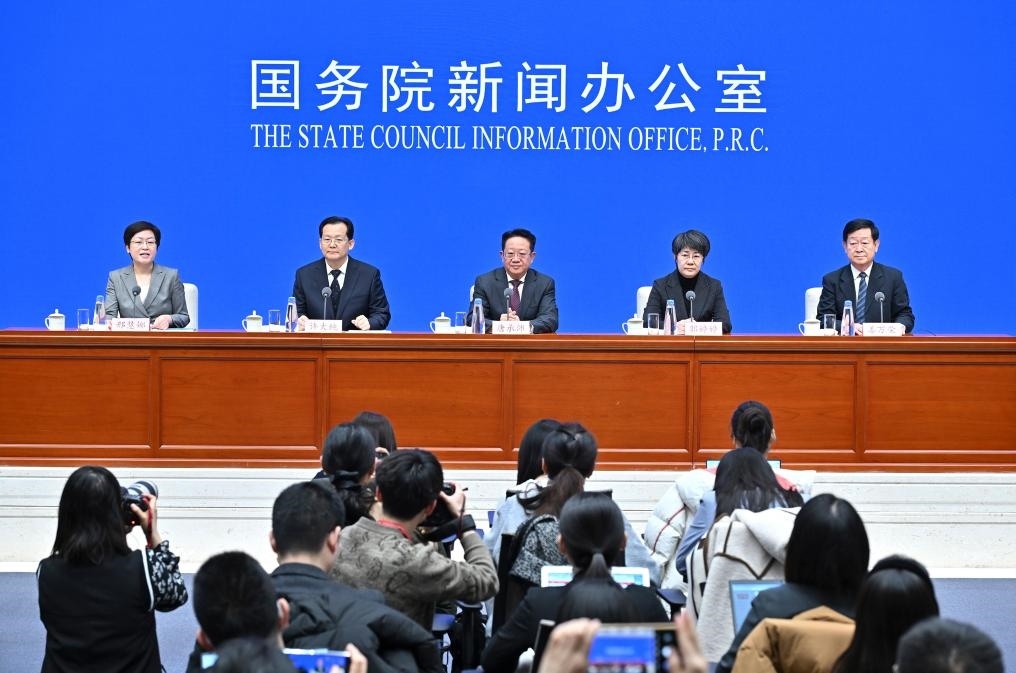 2月28日，國(guó)務(wù)院新聞辦公室在北京舉行國(guó)務(wù)院政策例行吹風(fēng)會(huì)，民政部副部長(zhǎng)唐承沛、財(cái)政部副部長(zhǎng)郭婷婷、自然資源部副部長(zhǎng)許大純、住房城鄉(xiāng)建設(shè)部副部長(zhǎng)姜萬(wàn)榮和國(guó)務(wù)院新聞辦公室新聞發(fā)言人介紹2024年國(guó)務(wù)院部門辦理全國(guó)人大代表建議和全國(guó)政協(xié)提案工作有關(guān)情況，并答記者問(wèn)。新華社記者 李鑫 攝