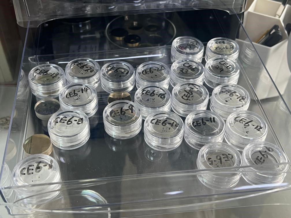 包含嫦娥六號樣品的樹脂靶。新華社記者 溫競?cè)A 攝