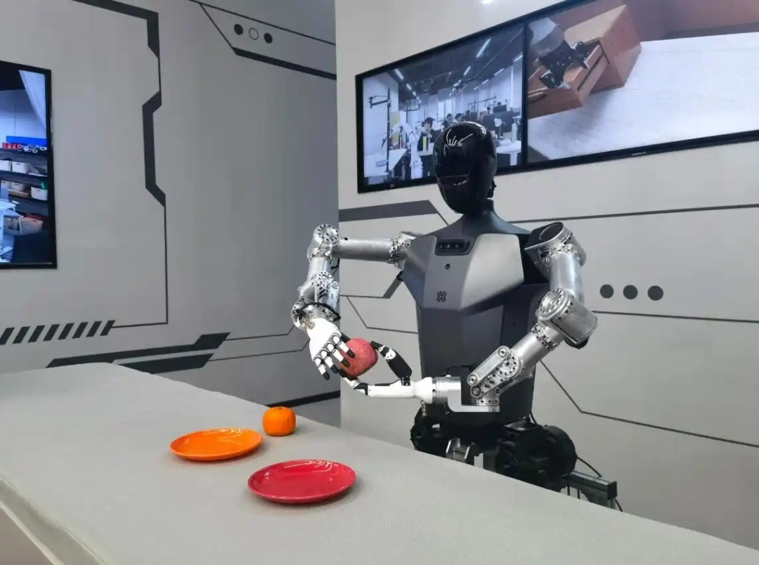 △2025年2月24日，北京“機(jī)器人大世界”展出的機(jī)器人正在完成日常家務(wù)。