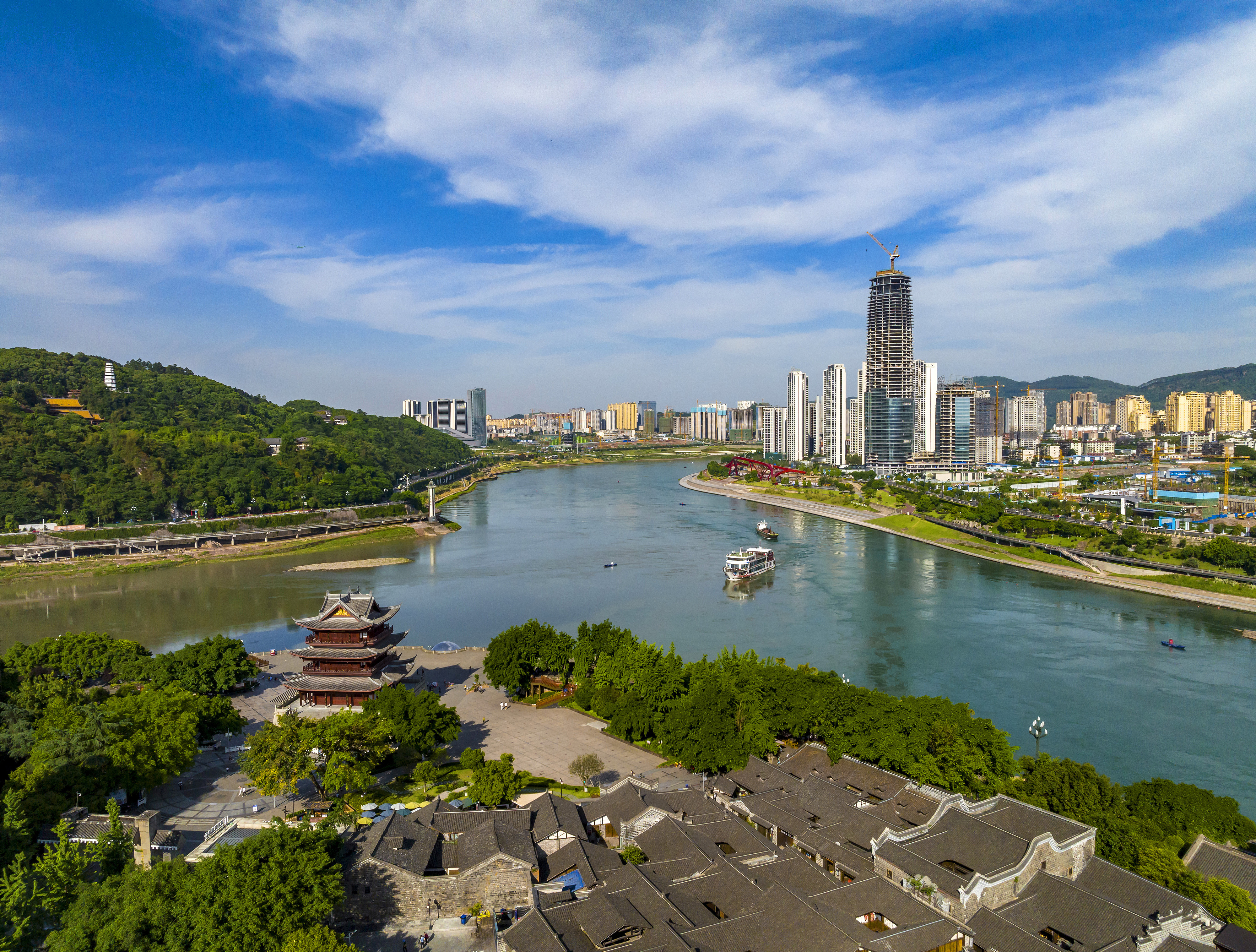“長江首城”四川宜賓，經(jīng)過長江生態(tài)綜合治理后的三江交匯處風光。