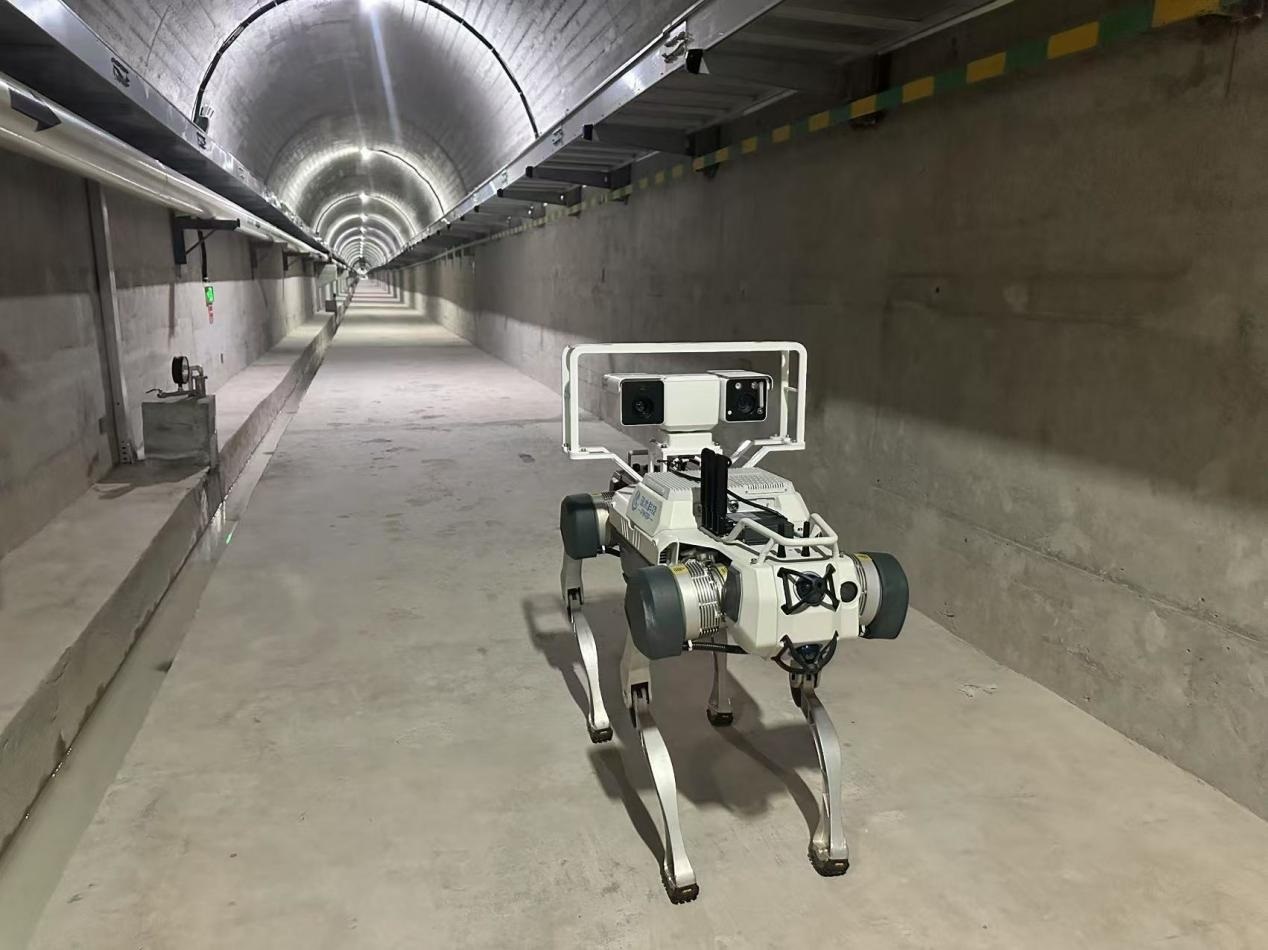 機器人正在對大壩廊道進行巡檢，重點監(jiān)測裂縫，滲水點，積水等。水利部供圖