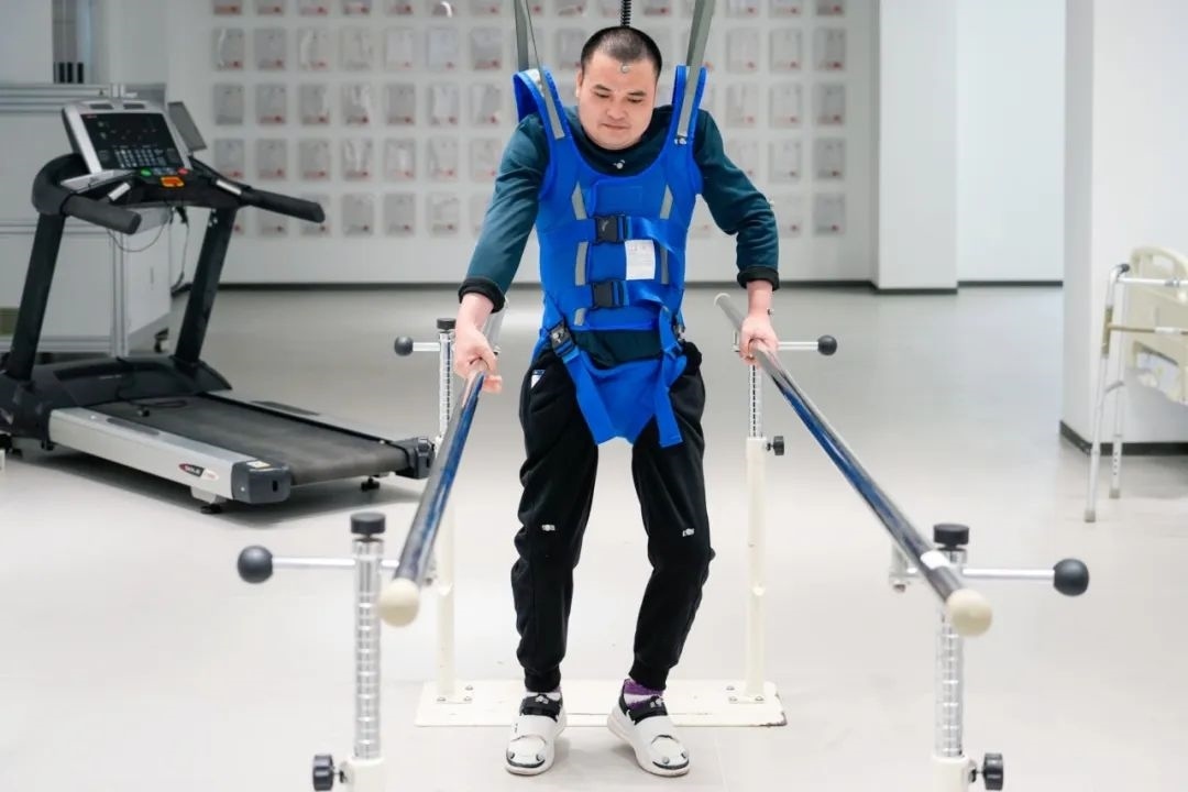在術(shù)后第14天，患者依靠自身運(yùn)動(dòng)意圖行走。復(fù)旦大學(xué)供圖