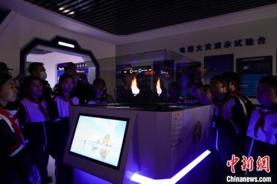 圖為學(xué)生們參觀道里區(qū)消防救援大隊(duì)消防科普體驗(yàn)館內(nèi)幻影成像燃燒三要素實(shí)驗(yàn)臺(tái)。中新社記者 趙宇航 攝