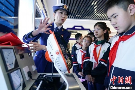 圖為學(xué)生們參觀道里區(qū)消防救援大隊(duì)消防科普體驗(yàn)館內(nèi)電器火災(zāi)演示實(shí)驗(yàn)臺(tái)。中新社記者 趙宇航 攝