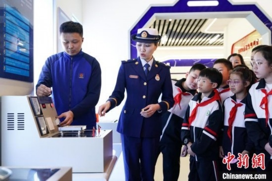 圖為學(xué)生們參觀道里區(qū)消防救援大隊(duì)消防科普體驗(yàn)館內(nèi)電器火災(zāi)演示實(shí)驗(yàn)臺(tái)。中新社記者 趙宇航 攝