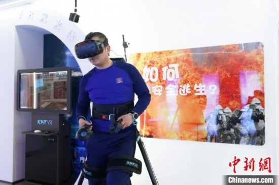 圖為消防員利用VR展示火災(zāi)如何逃生。中新社記者 趙宇航 攝