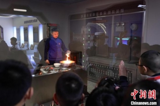 圖為學(xué)生們參觀道里區(qū)消防救援大隊(duì)消防科普體驗(yàn)館內(nèi)火場(chǎng)真實(shí)體驗(yàn)演示區(qū)。中新社記者 趙宇航 攝