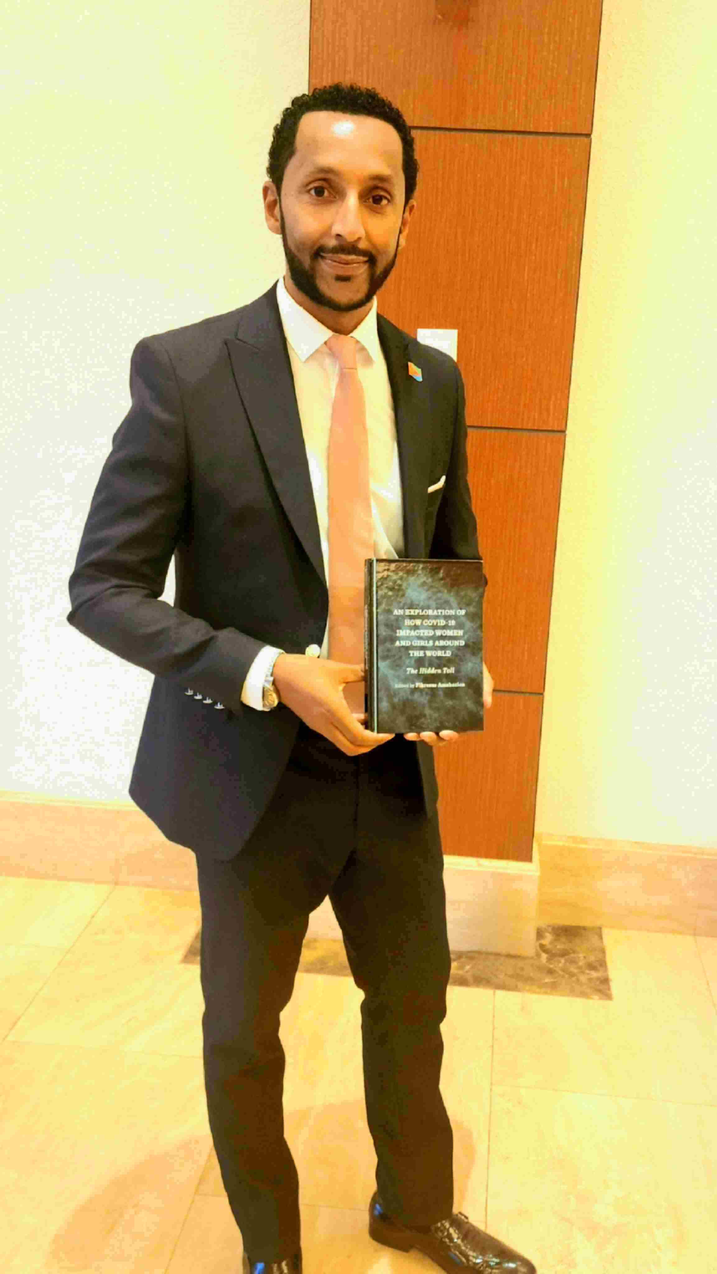 厄立特里亞戰(zhàn)略研究中心研究員、知名作家學(xué)者菲克雷耶蘇斯。圖片由受訪者提供