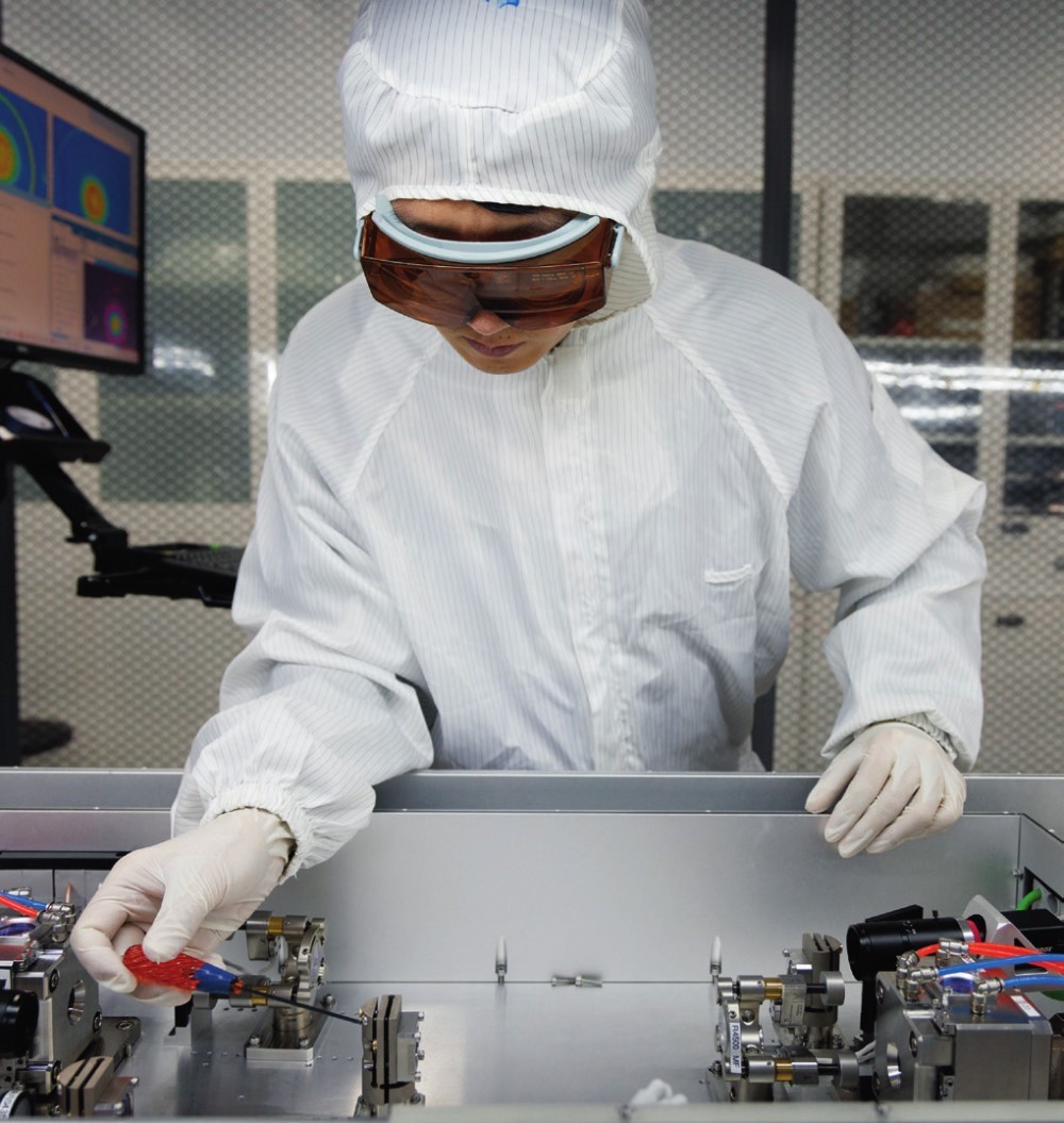 科研人員在廣東東莞阿秒科學(xué)中心實(shí)驗(yàn)室調(diào)試高性能激光器（2025年1月10日攝）。金立旺攝/本刊