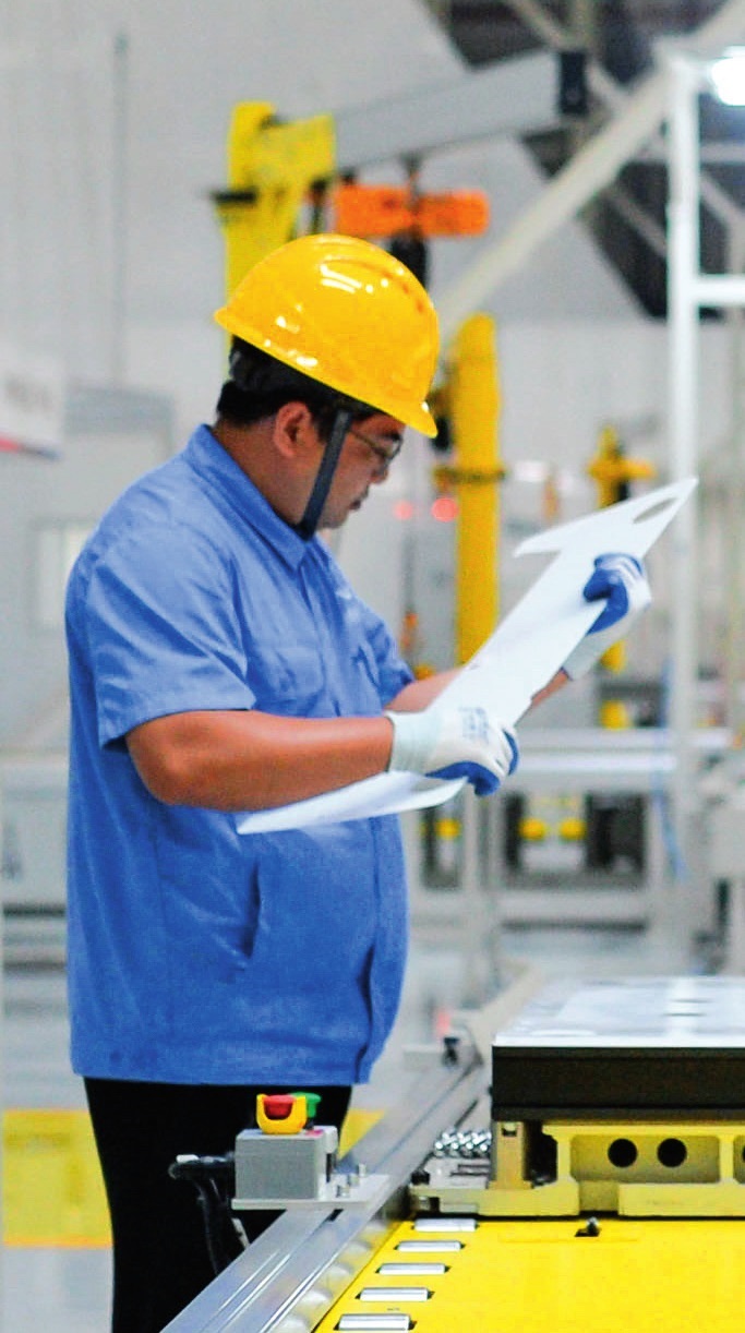 工人在位于廣東珠海的緯景儲(chǔ)能珠?！俺珿工廠”工作（2024年5月19日攝）。李任滋攝/本刊