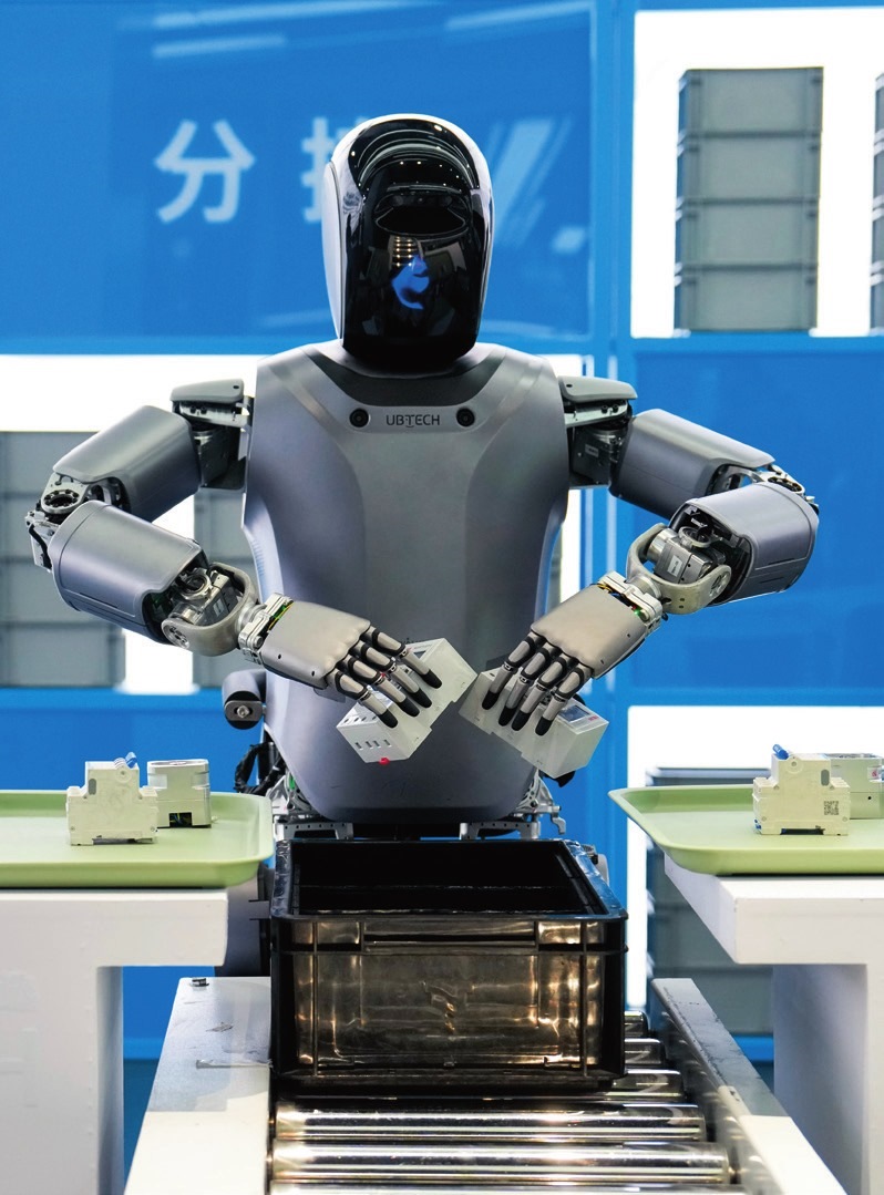 北京“機(jī)器人大世界”展示的優(yōu)必選人形機(jī)器人（2025年2月24日攝）。鞠煥宗攝/本刊