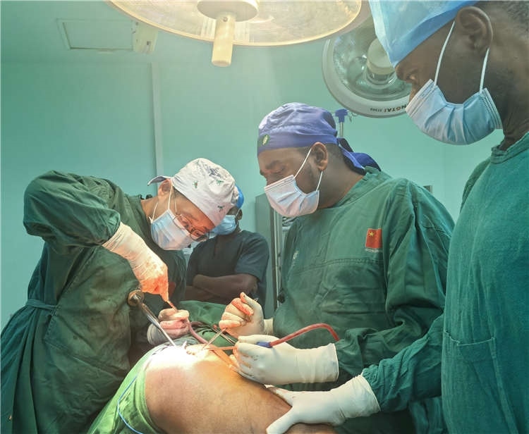 王磊醫(yī)師手術(shù)中。中國(guó)援桑醫(yī)療隊(duì)供圖