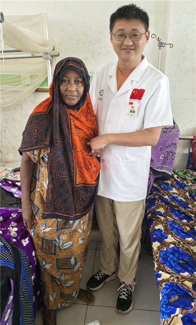 術(shù)后第二天患者即能站立。中國(guó)援桑醫(yī)療隊(duì)供圖