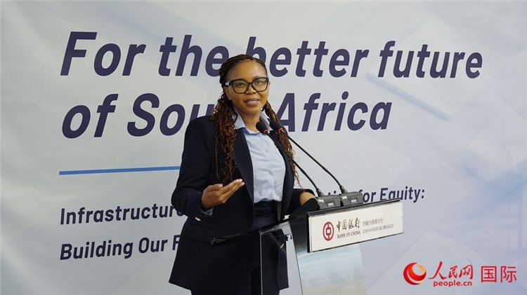 馬塞莫拉女士詳細(xì)介紹了南非政府在基礎(chǔ)設(shè)施建設(shè)方面的最新規(guī)劃和社會公益項目。人民網(wǎng) 劉暢攝