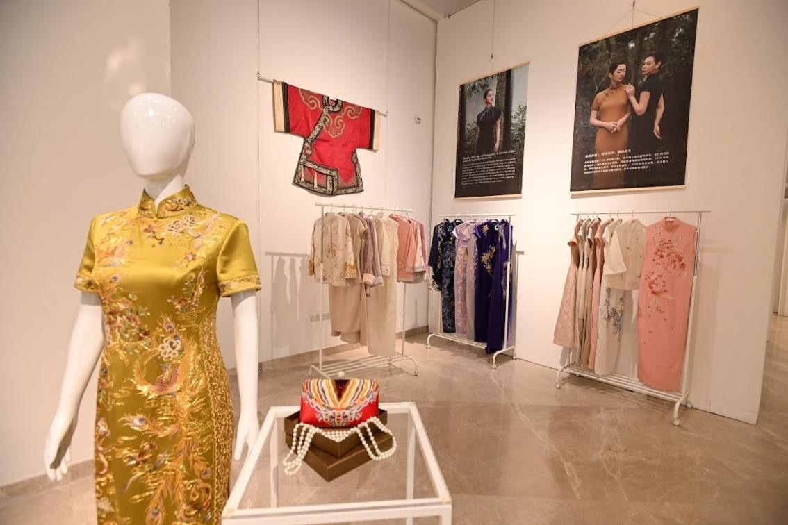 展覽現(xiàn)場展出各種款式的精美旗袍。新加坡中國文化中心供圖