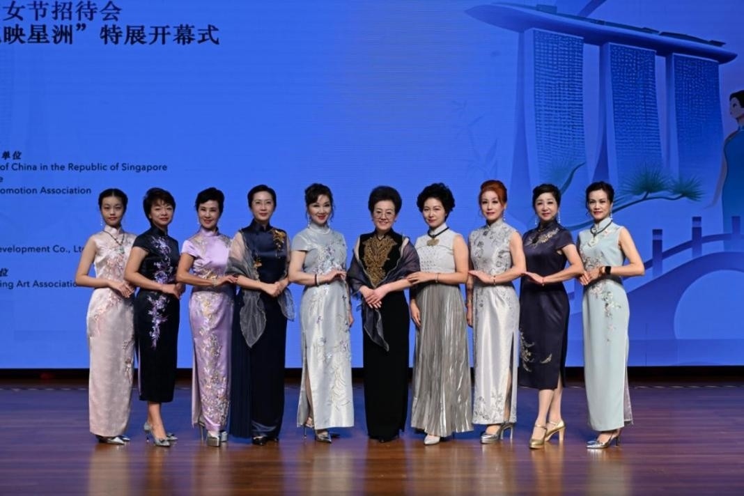 海派旗袍走秀展示著不同款式旗袍的獨(dú)特魅力。新加坡中國文化中心供圖