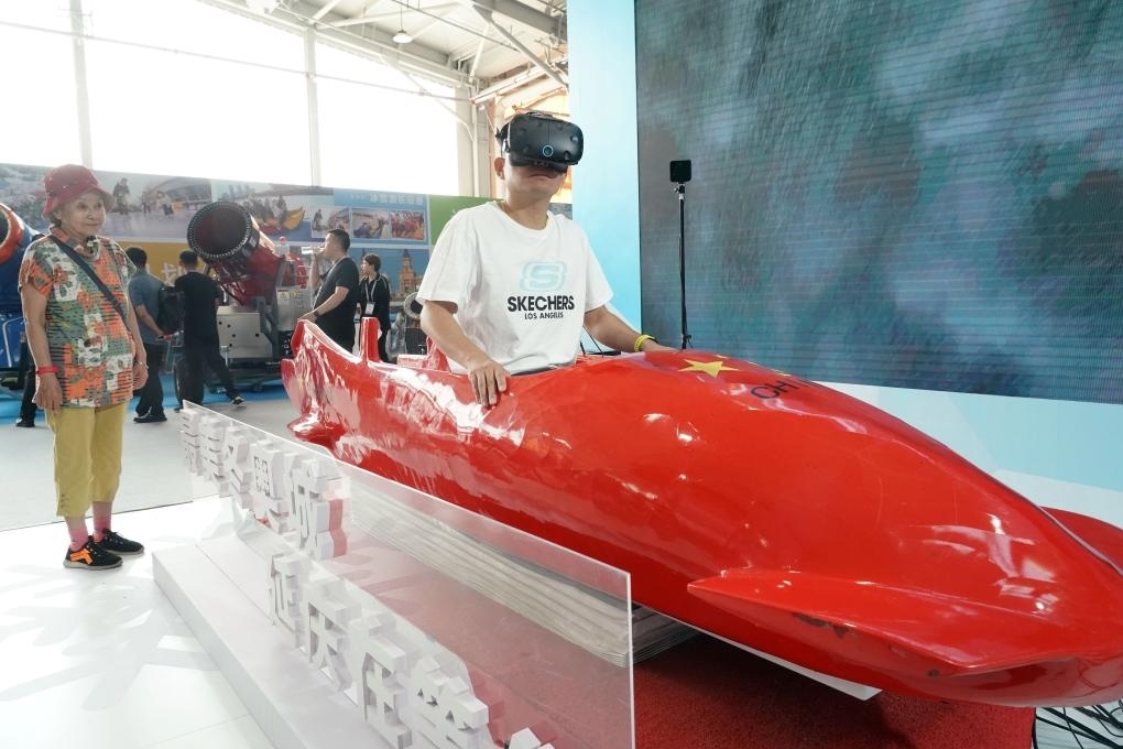 2023年9月15日，觀眾在2023國際冬季運動（北京）博覽會現(xiàn)場通過VR設(shè)備體驗雪車。新華社記者 任超 攝