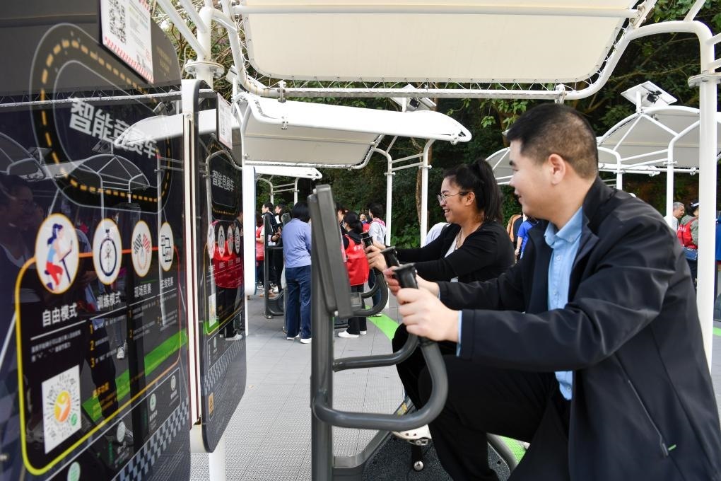 2024年1月20日，市民在蓮花山公園西區(qū)室外智能健身房參加競賽活動。當(dāng)日，深圳市室外智能健身競賽活動舉行。新華社記者 梁旭 攝