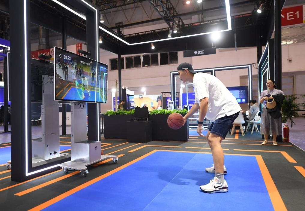 2023年8月25日，在HICOOL2023全球創(chuàng)業(yè)者峰會展覽展示區(qū)，觀眾體驗AI智慧體育運動系統(tǒng)。當(dāng)日，HICOOL2023全球創(chuàng)業(yè)者峰會在位于北京市順義區(qū)的中國國際展覽中心（新館）開幕。新華社記者 任超 攝