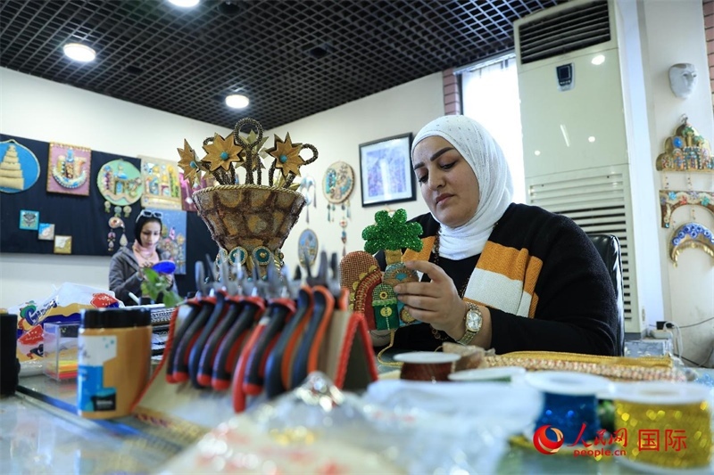 設(shè)計(jì)師娜達(dá)在制作巴比倫時(shí)期飾品。人民網(wǎng)伊納斯·易卜拉欣攝