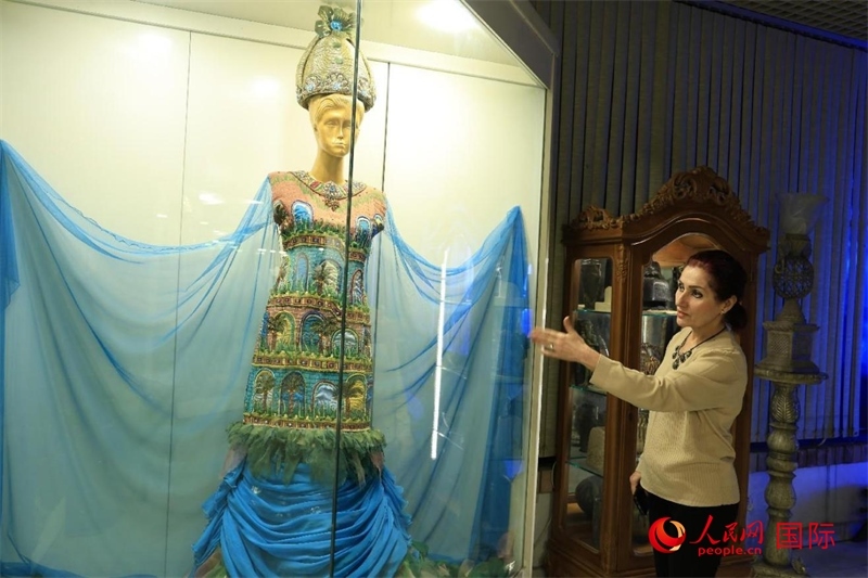 設(shè)計(jì)師展示服飾。人民網(wǎng)伊納斯·易卜拉欣攝