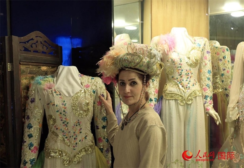 設(shè)計(jì)師展示阿拉伯阿巴斯王朝時(shí)期王冠。人民網(wǎng)伊納斯·易卜拉欣攝