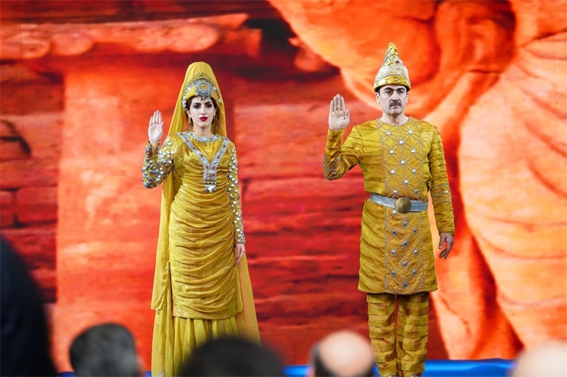 伊拉克時(shí)尚館舉辦的時(shí)裝展上，模特展示亞述時(shí)期服飾。伊拉克時(shí)尚館供圖