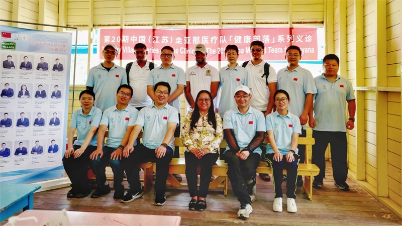 圭亞那印第安人事務(wù)部部長(zhǎng)蘇凱（前排右三）在啟動(dòng)儀式上和中國(guó)醫(yī)療隊(duì)隊(duì)員合影。第二十期中國(guó)援圭亞那醫(yī)療隊(duì)供圖