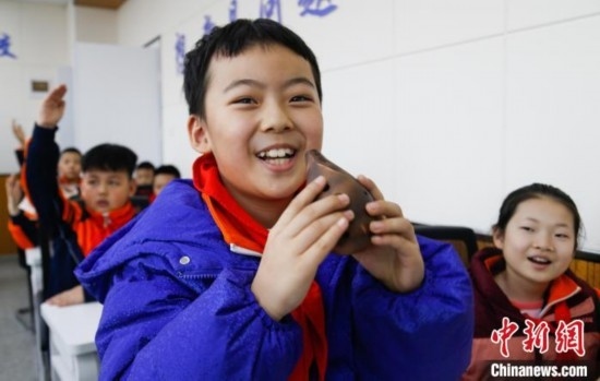 圖為學(xué)生在“國寶音樂會”社教課中體驗(yàn)吹陶塤。中新社記者 馬銘言 攝