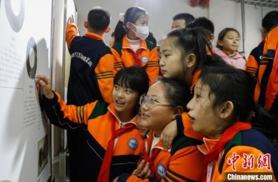 圖為學(xué)生參觀青海省博物館“1+3”主題流動展覽，了解在青海喇家遺址出土的齊家文化 · 玉三璜聯(lián)璧。中新社記者 馬銘言 攝