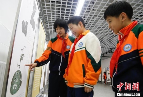 圖為學(xué)生了解出土于青海省西寧市大通回族土族自治縣的漢代鸞鳳銅熏爐蓋。中新社記者 馬銘言 攝